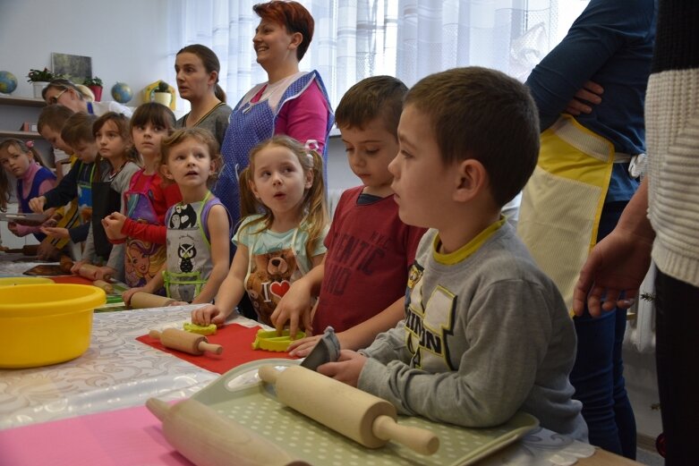  Uczniowie uczyli się robić pierogi 