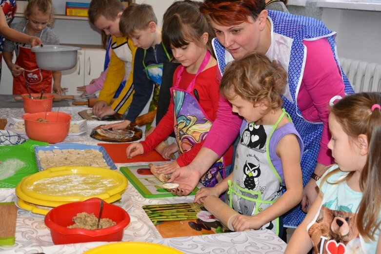  Uczniowie uczyli się robić pierogi 