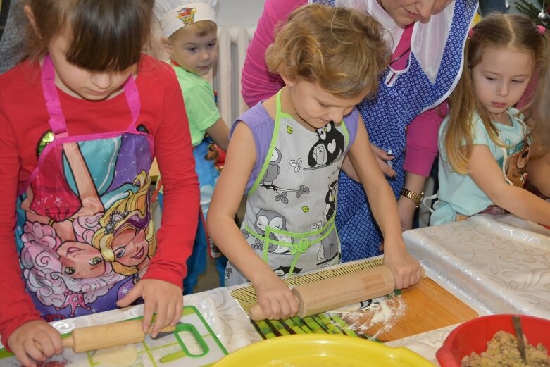  Uczniowie uczyli się robić pierogi 