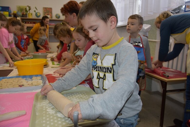  Uczniowie uczyli się robić pierogi 