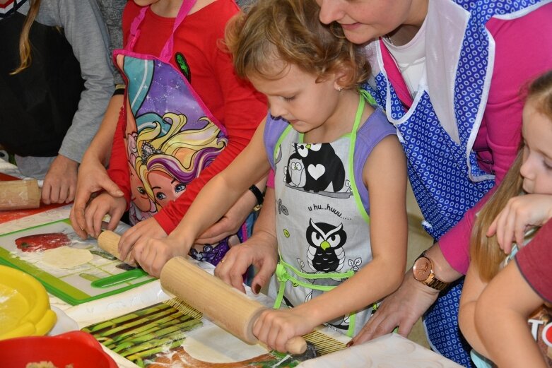  Uczniowie uczyli się robić pierogi 