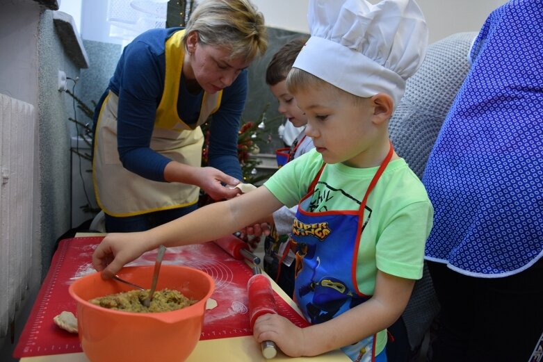  Uczniowie uczyli się robić pierogi 