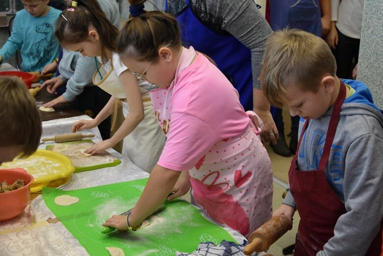  Uczniowie uczyli się robić pierogi 