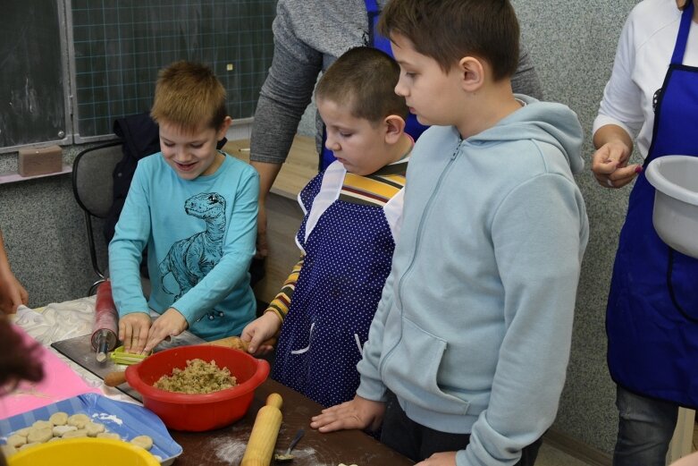 Uczniowie uczyli się robić pierogi 