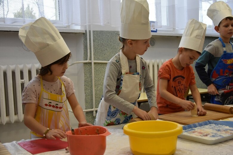  Uczniowie uczyli się robić pierogi 