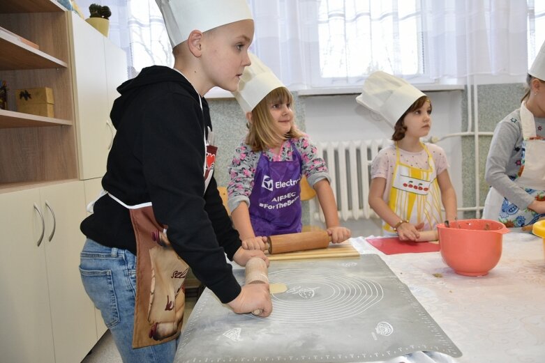  Uczniowie uczyli się robić pierogi 