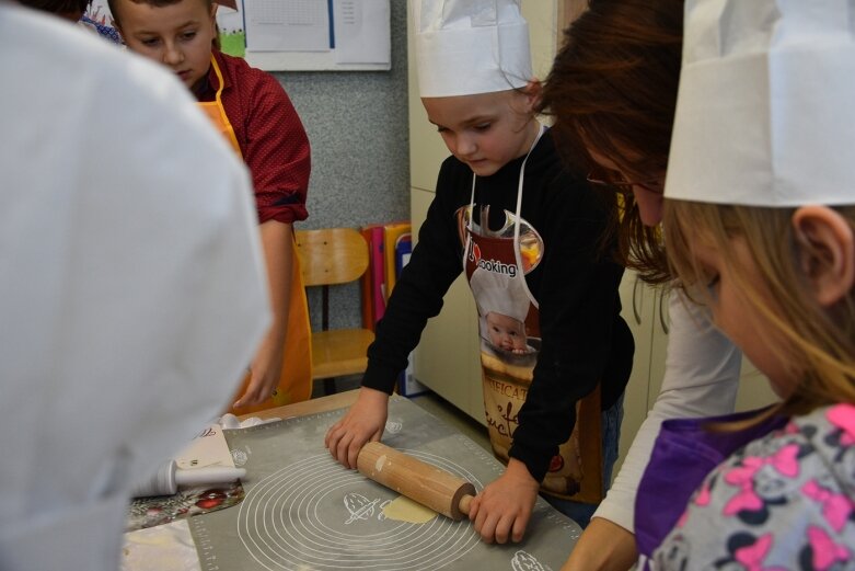  Uczniowie uczyli się robić pierogi 