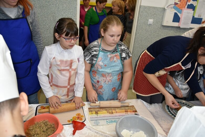 Uczniowie uczyli się robić pierogi 