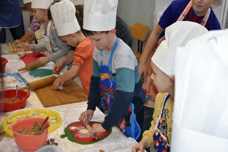  Uczniowie uczyli się robić pierogi 