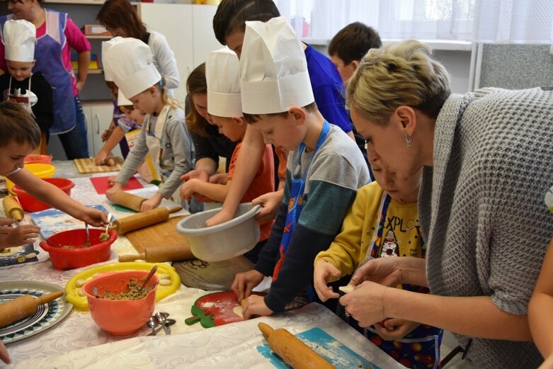  Uczniowie uczyli się robić pierogi 