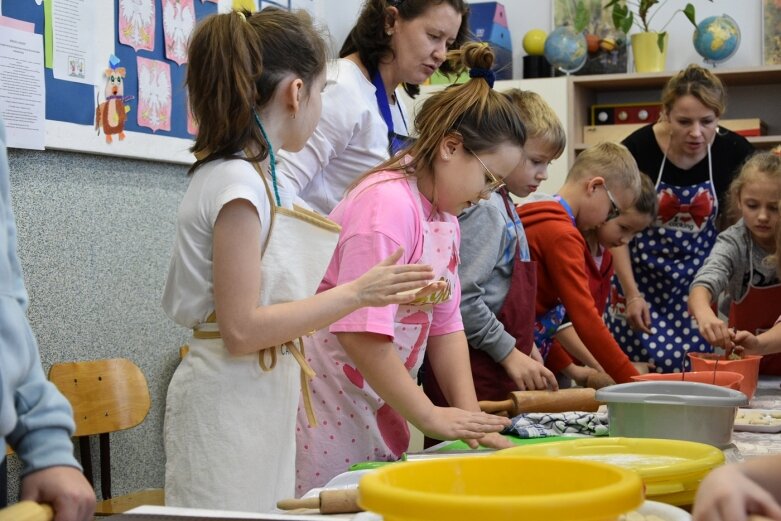  Uczniowie uczyli się robić pierogi 