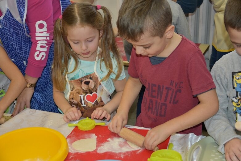  Uczniowie uczyli się robić pierogi 