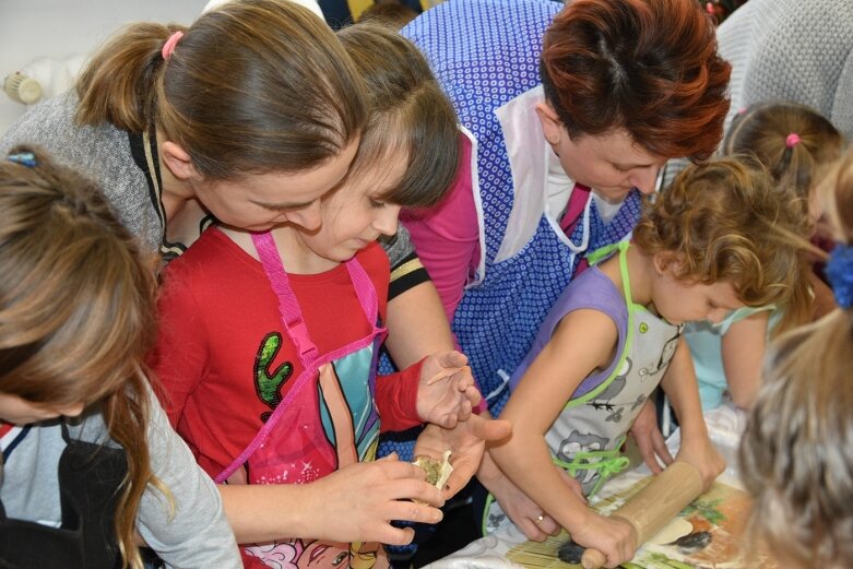  Uczniowie uczyli się robić pierogi 