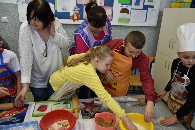  Uczniowie uczyli się robić pierogi 