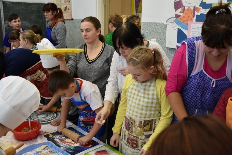  Uczniowie uczyli się robić pierogi 