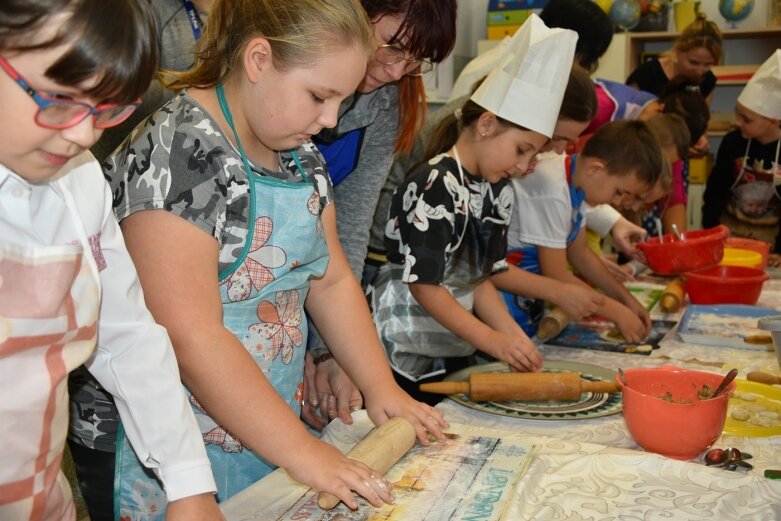  Uczniowie uczyli się robić pierogi 