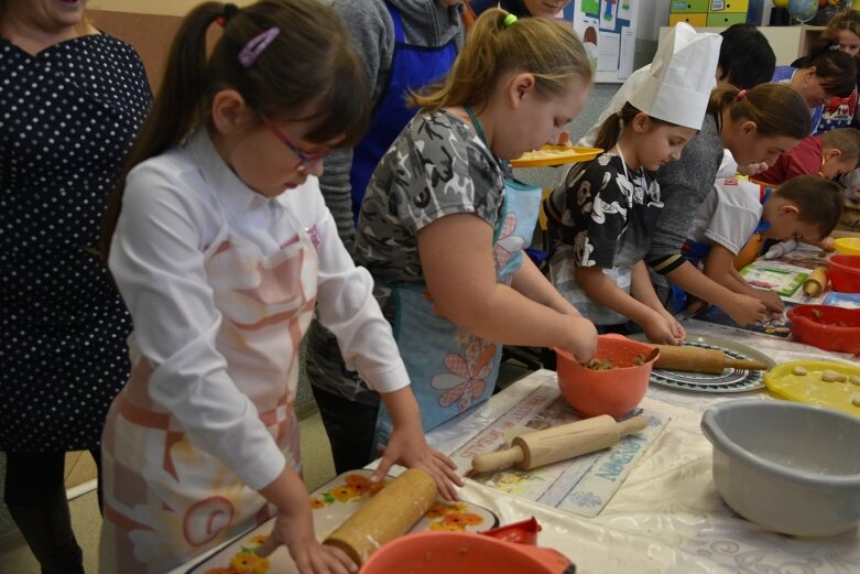  Uczniowie uczyli się robić pierogi 