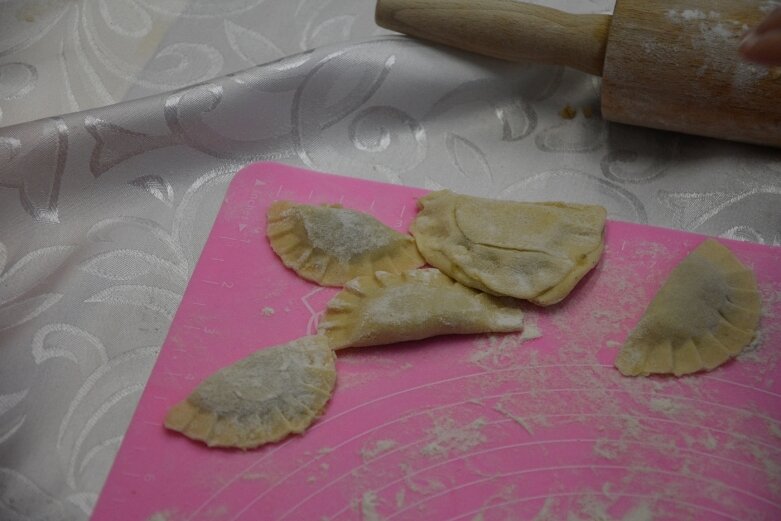  Uczniowie uczyli się robić pierogi 