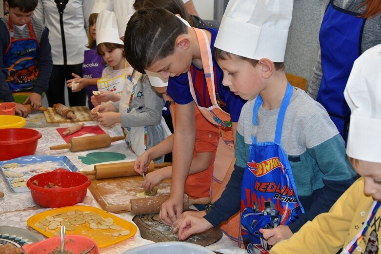  Uczniowie uczyli się robić pierogi 