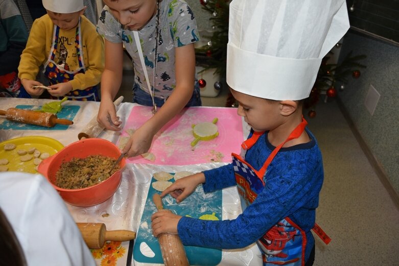  Uczniowie uczyli się robić pierogi 