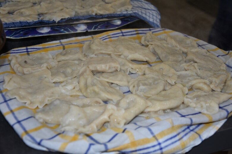  Uczniowie uczyli się robić pierogi 