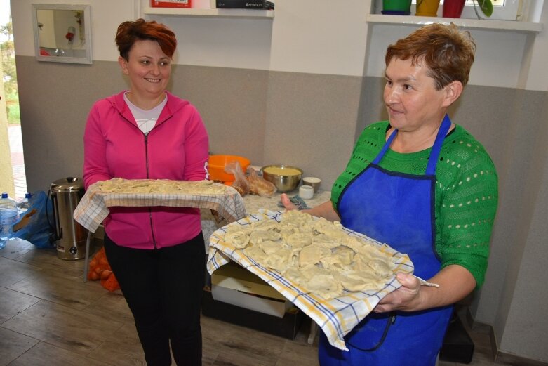  Uczniowie uczyli się robić pierogi 