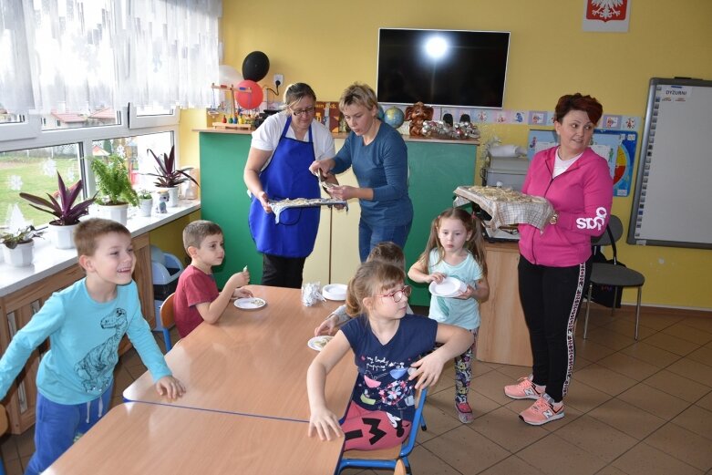  Uczniowie uczyli się robić pierogi 