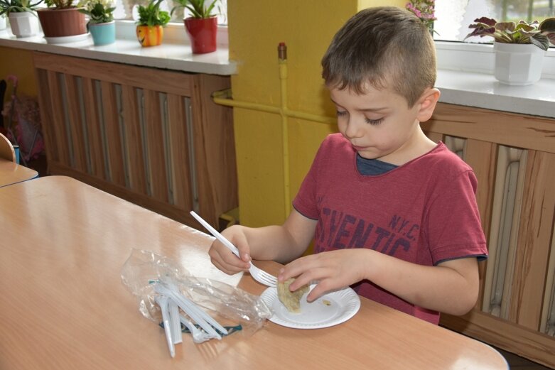  Uczniowie uczyli się robić pierogi 