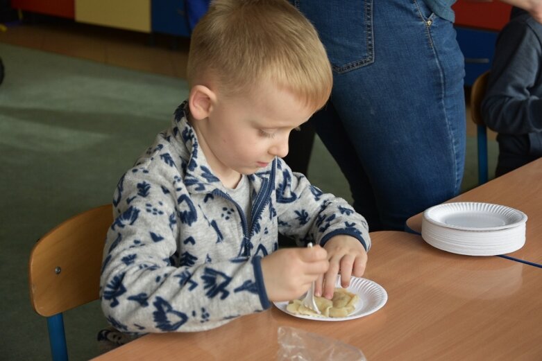  Uczniowie uczyli się robić pierogi 