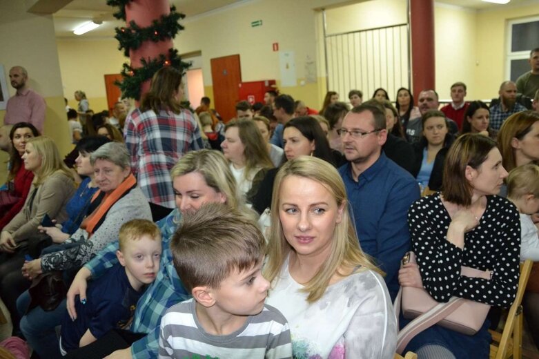  Koncert świąteczny z akcją charytatywną w radziejowickiej szkole 