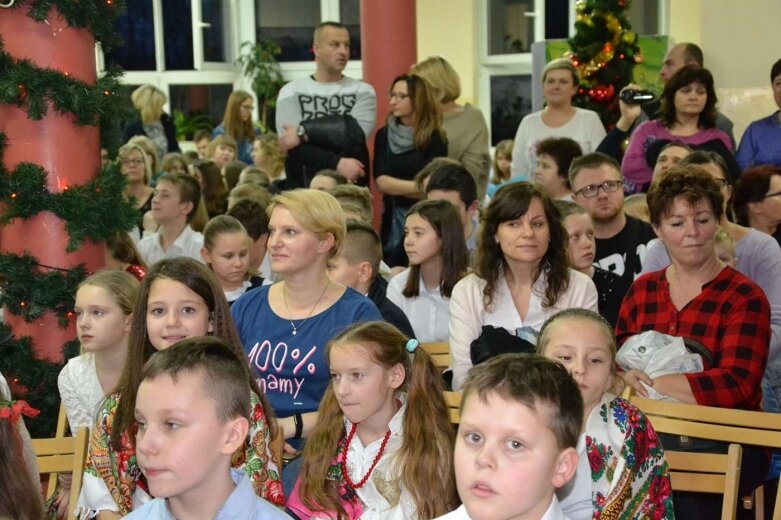  Koncert świąteczny z akcją charytatywną w radziejowickiej szkole 