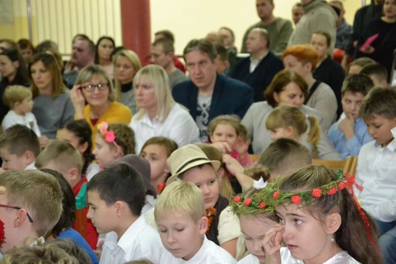  Koncert świąteczny z akcją charytatywną w radziejowickiej szkole 