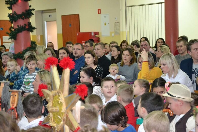  Koncert świąteczny z akcją charytatywną w radziejowickiej szkole 