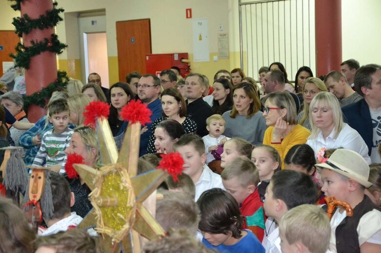  Koncert świąteczny z akcją charytatywną w radziejowickiej szkole 