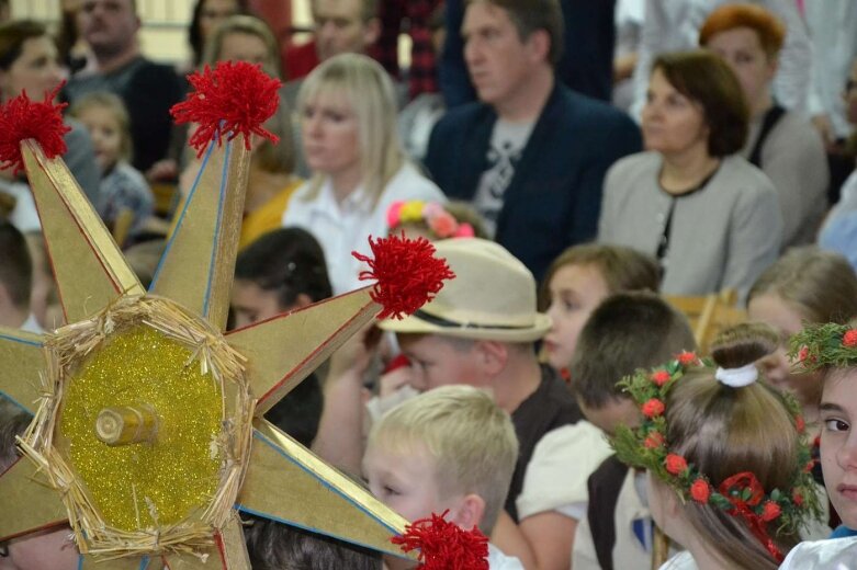  Koncert świąteczny z akcją charytatywną w radziejowickiej szkole 