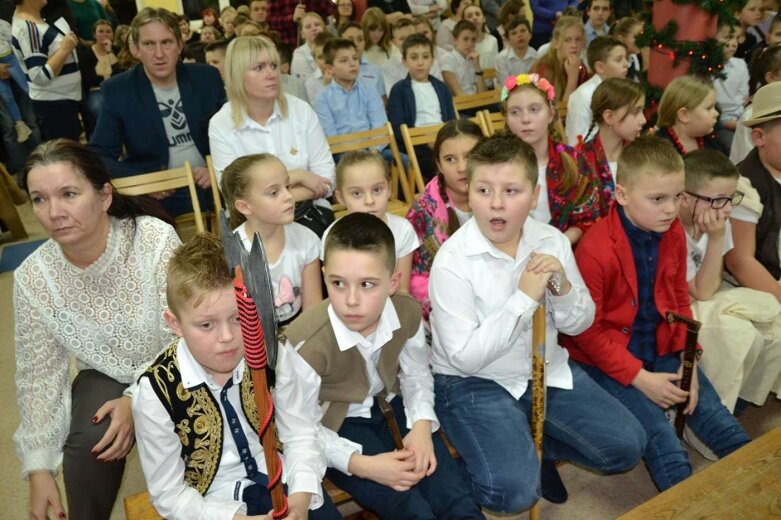  Koncert świąteczny z akcją charytatywną w radziejowickiej szkole 