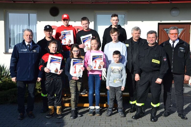  Druhenki najlepsze. Wysoki poziom konkursu wiedzy pożarniczej w gminie Mszczonów 