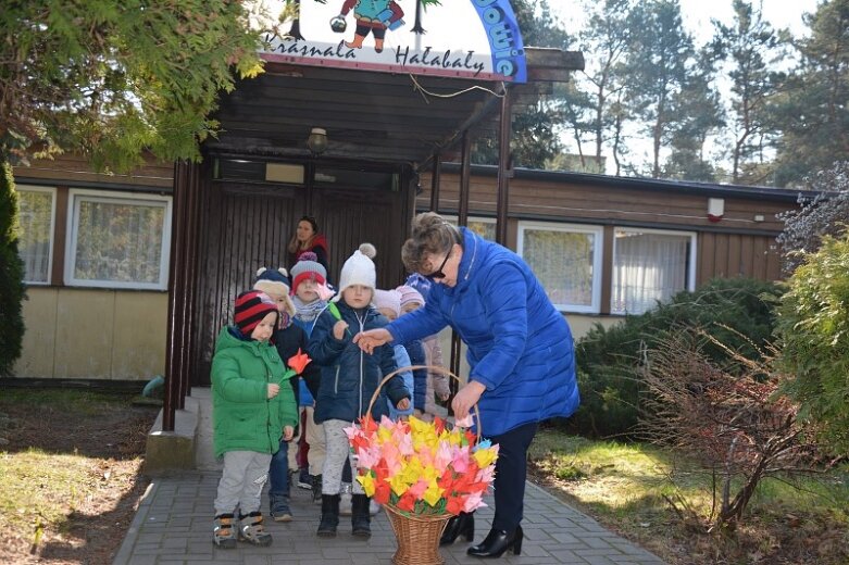  Przedszkolaki z kindersztubą! Rozdawały tulipany 