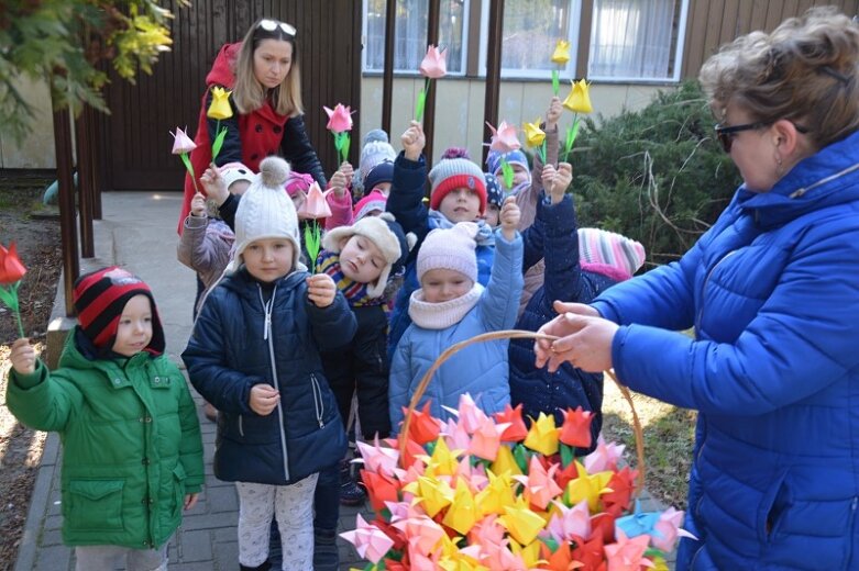  Przedszkolaki z kindersztubą! Rozdawały tulipany 