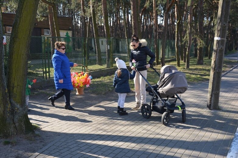  Przedszkolaki z kindersztubą! Rozdawały tulipany 