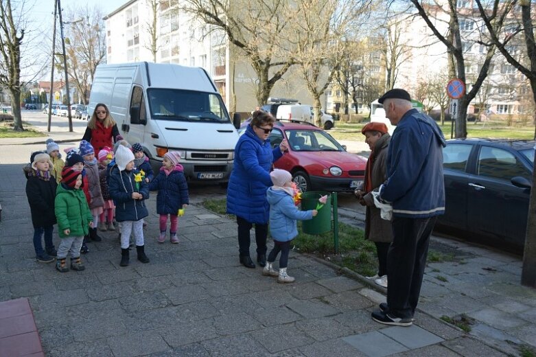  Przedszkolaki z kindersztubą! Rozdawały tulipany 