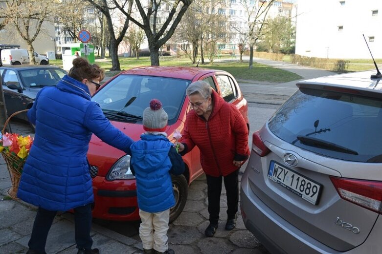  Przedszkolaki z kindersztubą! Rozdawały tulipany 