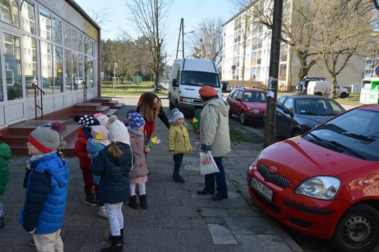  Przedszkolaki z kindersztubą! Rozdawały tulipany 