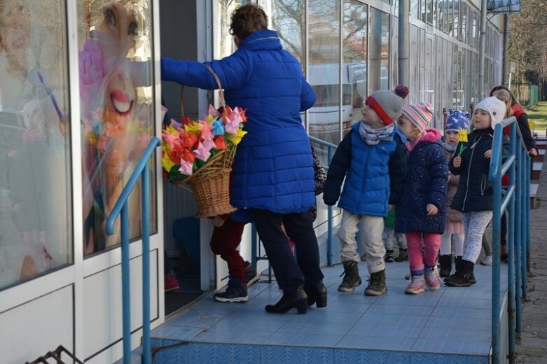  Przedszkolaki z kindersztubą! Rozdawały tulipany 