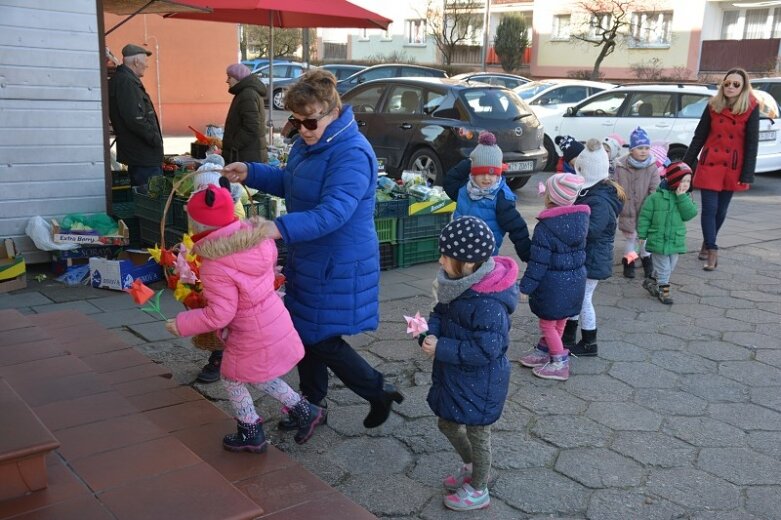  Przedszkolaki z kindersztubą! Rozdawały tulipany 