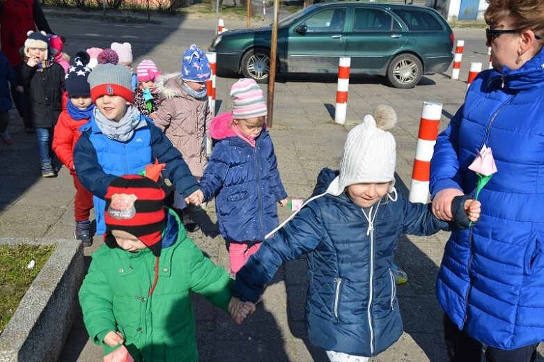  Przedszkolaki z kindersztubą! Rozdawały tulipany 