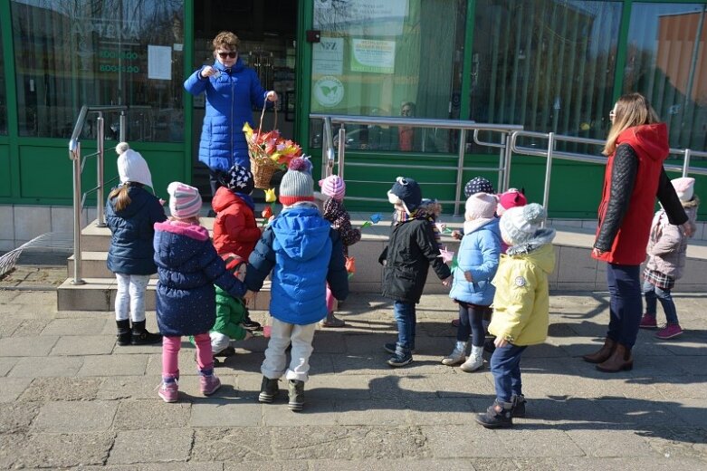  Przedszkolaki z kindersztubą! Rozdawały tulipany 