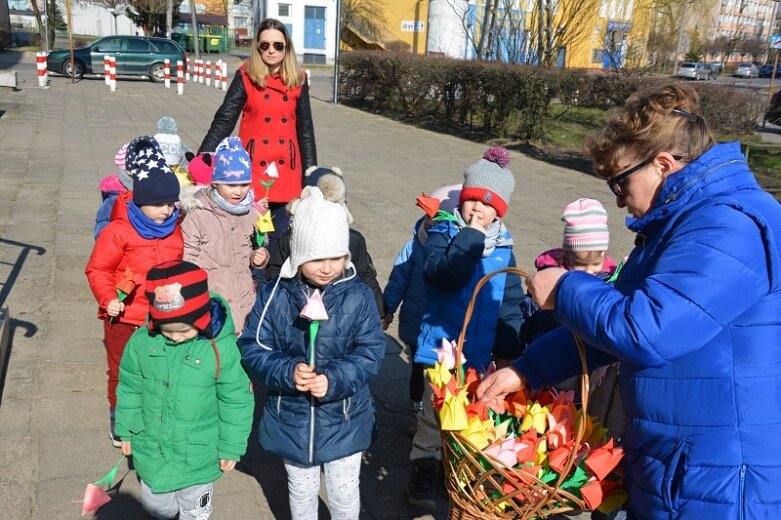  Przedszkolaki z kindersztubą! Rozdawały tulipany 