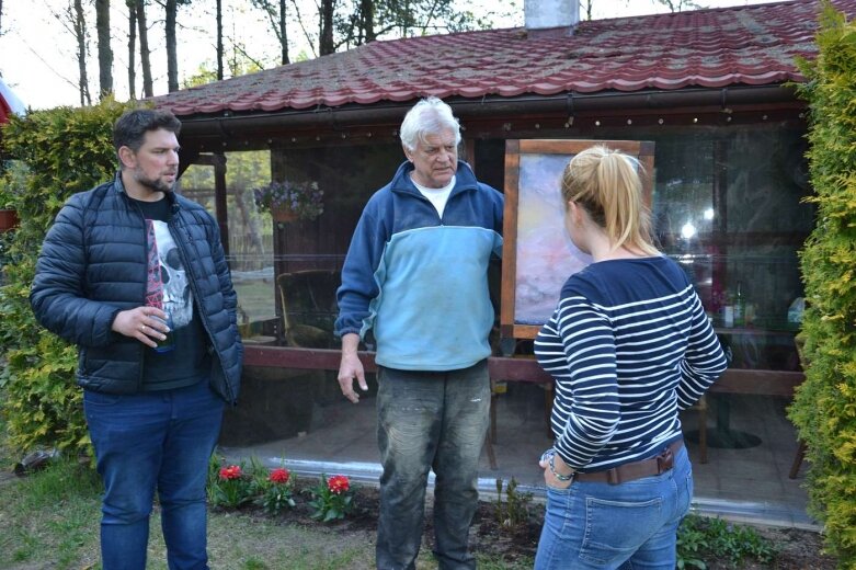  Z pazurem galeria na płocie i rodzina pod szczęśliwą podkową 