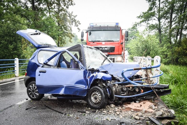  Pijany kierowca uderzył w barierę na moście 